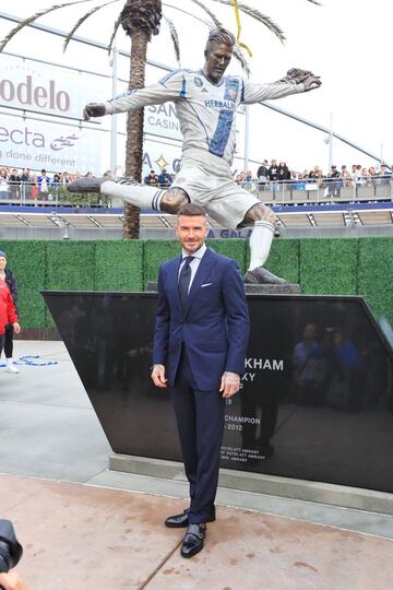 Una foto para la eternidad: el mediocampista inglés a un costado de la escultura que le rinde honor a su faceta con el Galaxy