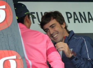 Alonso entrega la maglia rosa en el Giro