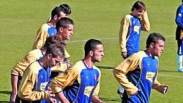 <b>CON GANAS. </b>Fernando Marqu¨¦s, corriendo ayer junto con Ben Sahar y varios jugadores pericos.