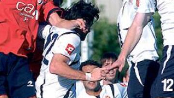 <b>COMPETIDO. </b>Cuéllar remata ante la oposición de Sergio.