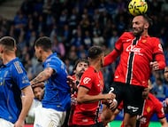 OVIEDO, 05/12/2025.- El delantero kosovar del RCD Mallorca, Vedat Muriqi (dcha), remata de cabeza durante el partido de la jornada 15 de LaLiga que el Real Oviedo y el RCD Mallorca disputan este viernes en el estadio Carlos Tartiere. EFE/Paco Paredes