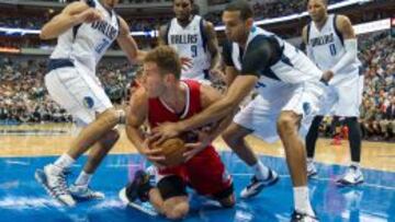 Blake Griffin protege el balón ante la amenaza de los jugadores de Dallas.