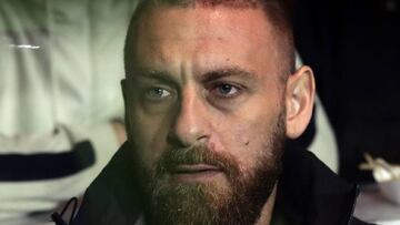 Italian midfielder Daniele De Rossi, Boca Juniors' new player, attends the Argentina First Division Superliga football tournament match between his new team and Huracan, at La Bombonera stadium in Buenos Aires, on July 28, 2019. - Veteran former Italy international Daniele De Rossi signed a one-year deal to join Boca Juniors on July 26, 2019. (Photo by Alejandro PAGNI / AFP)