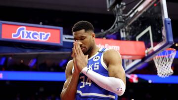 Giannis Antetokounmpo, alero de Milwaukee Bucks, durante un partido ante Philadelphia 76ers en abril de 2025.