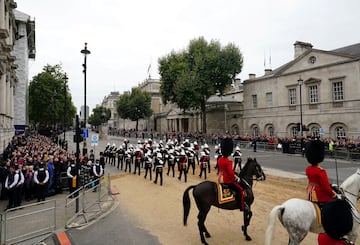 Los miembros de una banda militar pasan por Whitehall antes del funeral de estado de la reina Isabel II.
