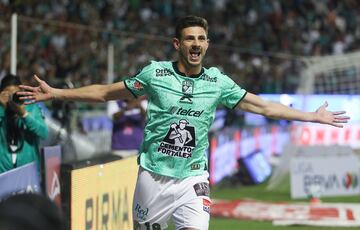 MEX6374. LEÓN (MÉXICO), 14/02/2023.- Lucas Di Yorio del León celebra un gol anotado al Puebla, durante un partido por la jornada 7 del torneo Clausura 2023 del fútbol mexicano, disputado en el estadio León, en Guanajuato (México). EFE/Luis Ramírez
