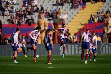 Las jugadoras del Barcelona durante el calentamiento previo al partido.