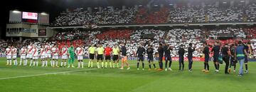 Formación de los equipos del Rayo Vallecano y Barcelona en el centro del campo del estadio de Vallecas.