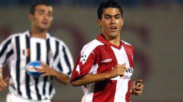 Su debut profesional fue en el 2000 con el Olympiacos, mismo año donde ganó la liga de Grecia. 