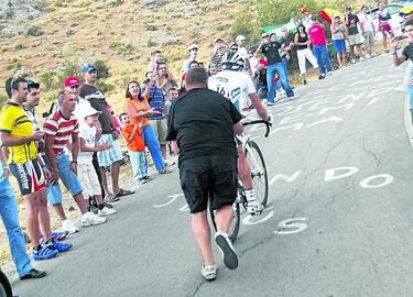 Cadel Evans se quedó sin asistencia y sin Vuelta