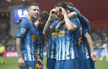 Giménez celebra su gol al Mónaco.