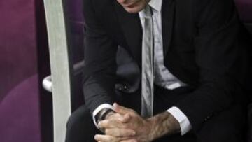 El entrenador de Portugal, Paulo Bento, medita durante el partido contra España hoy, miércoles 27 de junio de 2012, durante la semifinal de la Eurocopa 2012 en Donetsk (Ucrania).
