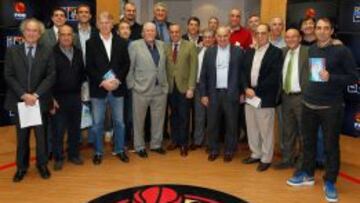 Reunión de excompañeros y amigos en la presentación del libro sobre Romay (detrás en el centro).
