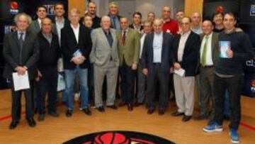 Reuni&oacute;n de excompa&ntilde;eros y amigos en la presentaci&oacute;n del libro sobre Romay (detr&aacute;s en el centro).