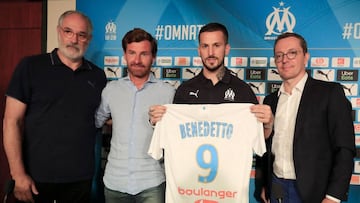 (FILES) In this file photo taken on August 05, 2019 French L1 football club Olympique de Marseille&#039;s (OM) newly recruited Argentina forward Dario Benedetto (2nd R) poses with his new jersey flanked by Marseille&#039;s coach Andre Villas-Boas (2nd L),