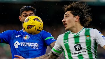 SEVILLA, 04/02/2024.- El lateral del Betis Héctor Bellerín (d) pelea un balón con Omar Alderete, del Getafe, durante el partido de LaLiga de fútbol que Real Betis y Getafe CF disputan este domingo en el estadio Benito Villamarín, en Sevilla. EFE/José Manuel Vidal