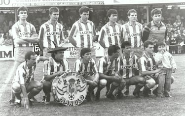 Manolo posa con un once de la Ponferradina en la década de 1980. 
