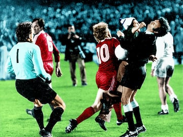 Era el 31 de marzo de 1976 cuando una figura anónima que saltó al campo, le pegó un cate al árbitro austriaco Linemayer del partido Real Madrid-Bayern de Múnich. El agresor fue capturado por Sepp Maier, el meta alemán, que se echó sobre él y le inmovilizó. Luego salió detenido por la policía, pero se escurrió, se escapó, con el pretexto de que había perdido un zapato en el forcejeo. El caso es que se difuminó entre la masa.