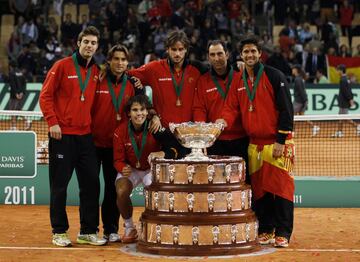 En la Cartuja de Sevilla se cerró el círculo. Una vez más, Argentina fue el rival, pero no pudo con el dominio del combinado nacional sobre tierra batida. El cuarteto más exitoso de España formado por: Nadal, Ferrer, Feliciano y Verdasco se enfrentaron a 