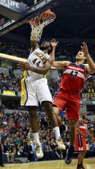 Solomon Hill machaca el aro ante Chris Humphries.