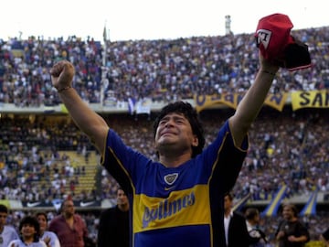 En 1981, a sus 21 años, Maradona tenía ofertas de varios equipos para emigrar de Argentinos Juniors, entre ellos River Plate. ‘El Pelusa’ decidió fichar por Boca Juniors, donde estuvo un año y medio cedido; sus primeros partidos los jugó infiltrado por molestias en la pierna derecha. Fue traspasado al Barceona y tras una carrera por Europa, regresó con los Xeneizes, el equipo de sus amores, para retirarse en 1997.