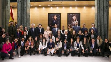 Jugadoras, políticos y representantes de patronal y sindicatos posan tras la presentación del convenio colectivo en el Congreso de los Diputados.