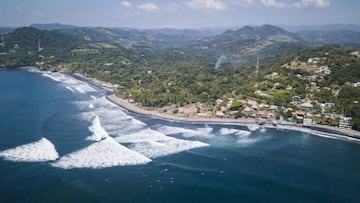 Vista aérea desde el mar de olas rompiendo en El Salvador, donde se disputa el Mundial de Surf 2023.