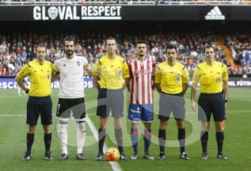 Valencia-Sporting de Gijón. El árbitro González González acompañado por sus asistentes Sánchez Santos y Rubio Palomino, el cuarto árbitro Francisco Alejandro Navarro Fuentes y los capitanes Álvaro Negredo y Sergio Álvarez.