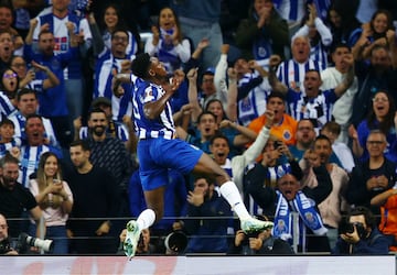 Samu Omorodion celebra uno de sus goles al Manchester United.