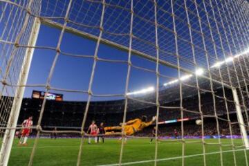 1-0. Messi anotó el primer tanto.