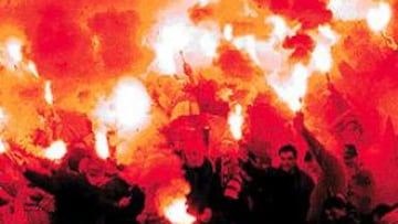 Aficionados turcos en un partido disputado por el Galatasaray en Estambul.