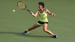 Carla Su&aacute;rez Navarro devuelve una bola ante Dominika Cibulkova durante su partido en el Toray Pan Pacific Open en el Ariake Coliseum de Tokio.