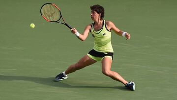 Carla Su&aacute;rez Navarro devuelve una bola ante Dominika Cibulkova durante su partido en el Toray Pan Pacific Open en el Ariake Coliseum de Tokio.