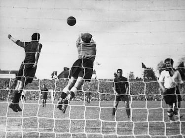 في المشاركة الأولى في كأس العالم عام 1934 ، عندما تم القضاء عليهم ضد التحكيم الإيطالي والإيطالي ، لم تشارك إسبانيا في كأس العالم 1938 ، والتي استمرت الحرب الأهلية للحرب الأهلية من عام 1936 إلى عام 1939. 