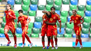 Pol Fortuny y Julio Díaz celebran el gol de la Sub-19 ante Italia.