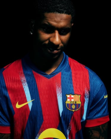 La nueva camiseta presenta las franjas blaugrana en vertical pero desestructuradas, un detalle que no es casual.