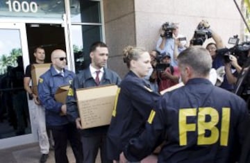 Agentes del FBI llevandose cajas de la sede de la CONCACAF. Durante la investigación internacional de la FIFA, donde nueve funcionarios de la FIFA y cinco ejecutivos de las empresas fueron acusados de extorsión, fraude electrónico y conspiración de lavado de dinero