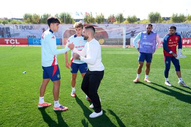 Pau Cubarsí saluda a Ilia Topuria ante la mirada de Pablo Barrios.