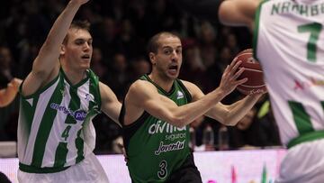 GRA139. SEVILLA 26/03/2017.- Nicola Radicevic (i) y Bostjan Nachbar (d), del Real Betis, ante Albert Sabat, del Joventut, en una jugada del partido entre ambos equipos, correspondiente a la 26ª jornada de la Liga Endesa de baloncesto, disputado hoy en el Palacio de los Deportes de Sevilla. EFE/Julio Muñoz