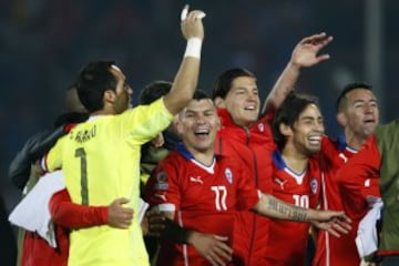 Luego, en la ronda de semifinal, la Roja se sacó de encima a un duro Perú con una gran actuación de Eduardo Vargas, autor de los dos tantos del 2-1 final. Chile volvía a una definición por el título. 