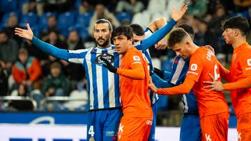 Pablo Martínez, en una jugada ante la Real Sociedad B.