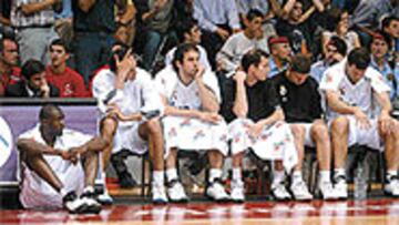 <b>A LA ESPERA.</B> La plantilla blanca, en paro forzoso.