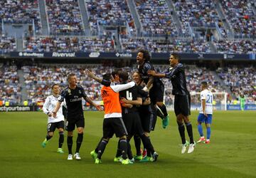 0-2. Karim Benzema celebró el segundo gol.