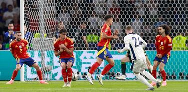 1-1. El jugador del Chelsea, recibe sólo cerca de la media luna del área española, dispara con la pierna izquierda, al palo derecho de Unai Simón para anotar el primer tanto del conjunto inglés.