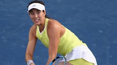 Garbi&ntilde;e Muguruza devuelve una bola ante Daria Kasatkina durante su partido en el WTA Dubai Duty Free Tennis Championship en el Dubai Tennis Stadium.