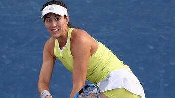 Garbiñe Muguruza devuelve una bola ante Daria Kasatkina durante su partido en el WTA Dubai Duty Free Tennis Championship en el Dubai Tennis Stadium.
