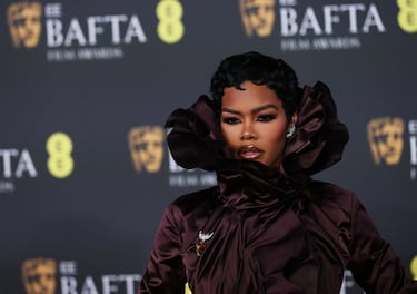 Teyana Taylor posa en la alfombra roja previa a la gala de Premios de BAFTA.