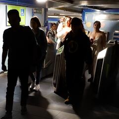 Caos en Madrid y Barcelona tras el apagón másivo: evacuaciones en el metro y colapso en el tráfico