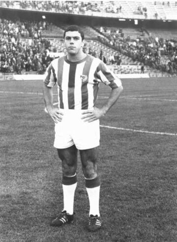 1945-1973. Pedro Berruezo fue el primer jugador profesional español de fútbol que murió en un terreno de juego. Fue en un Pontevedra-Sevilla en el estadio municipal de Pasarón. Berruezo cuando era jugador del Málaga.