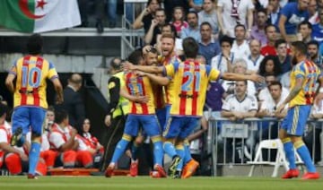 Los jugadores del Valencia celebran el gol de Javi Fuego segundo para su equipo